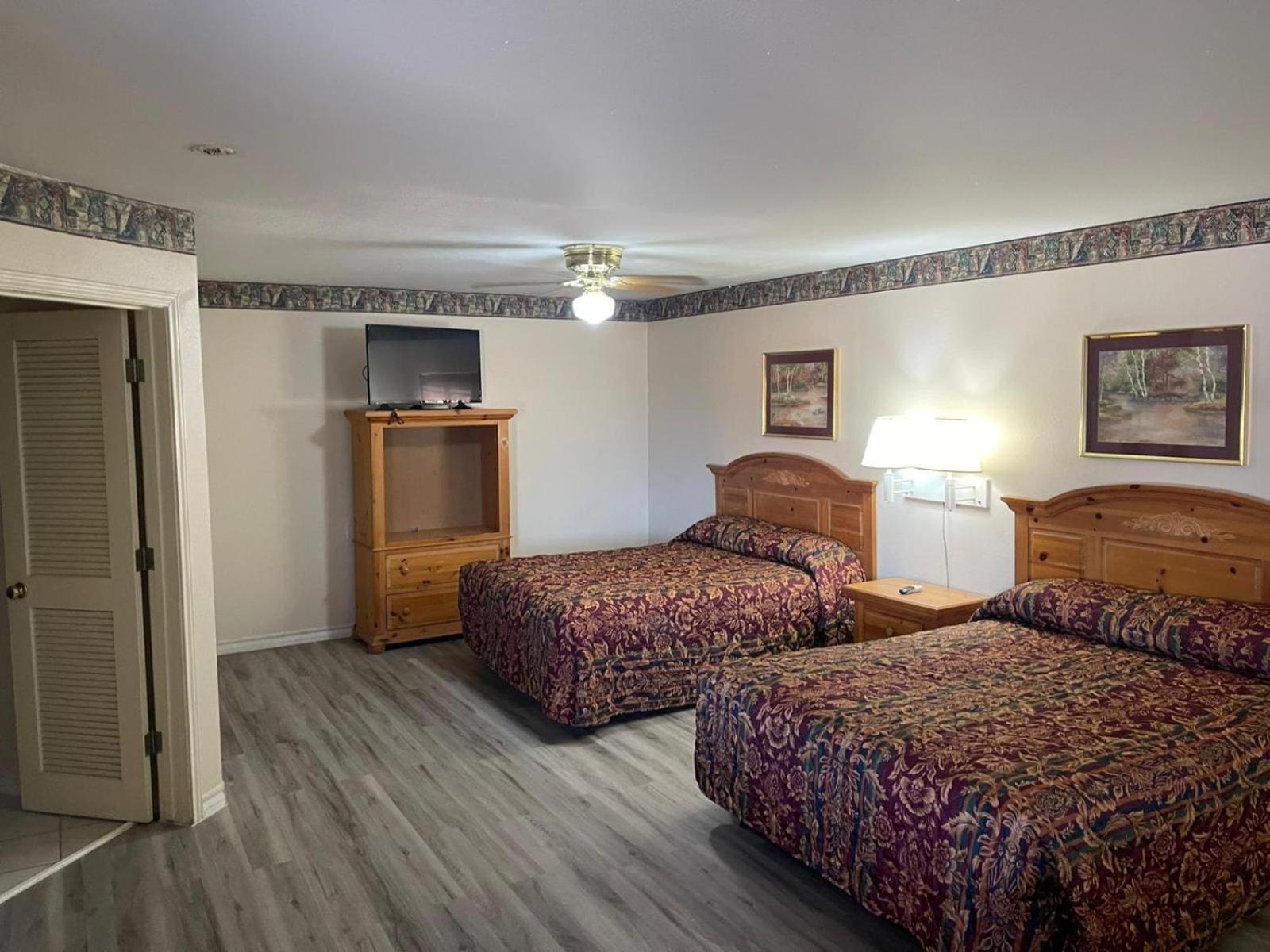 Lakeside Inn & Suites By Oyo Mathis I 37 Exterior photo