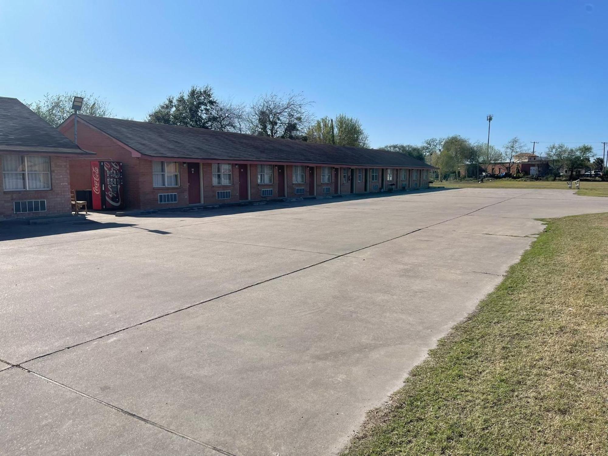 Lakeside Inn & Suites By Oyo Mathis I 37 Exterior photo